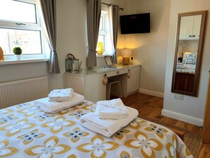 2 habitaciones, tabla de planchar con plancha, wifi y ropa de cama