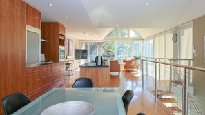 Dining - THE GLASS PINNACLE : Bright (Bright)