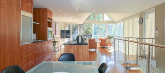 THE GLASS PINNACLE : Bright