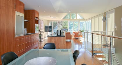 THE GLASS PINNACLE : Bright