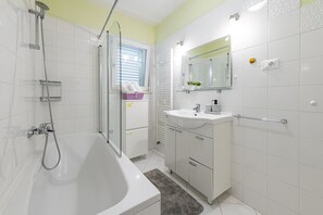 Ducha, secador de pelo, toallas y jabón