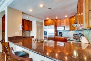 Coffee/tea maker, fridge, microwave, oven - Bayfront Balcony, beach access, parking, bikes (San Diego)