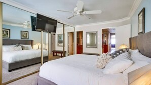 1 slaapkamer, een bureau, een strijkplank/strijkijzer, reisbedje