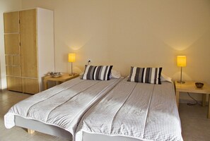 1 dormitorio, tabla de planchar con plancha, wifi gratis y ropa de cama