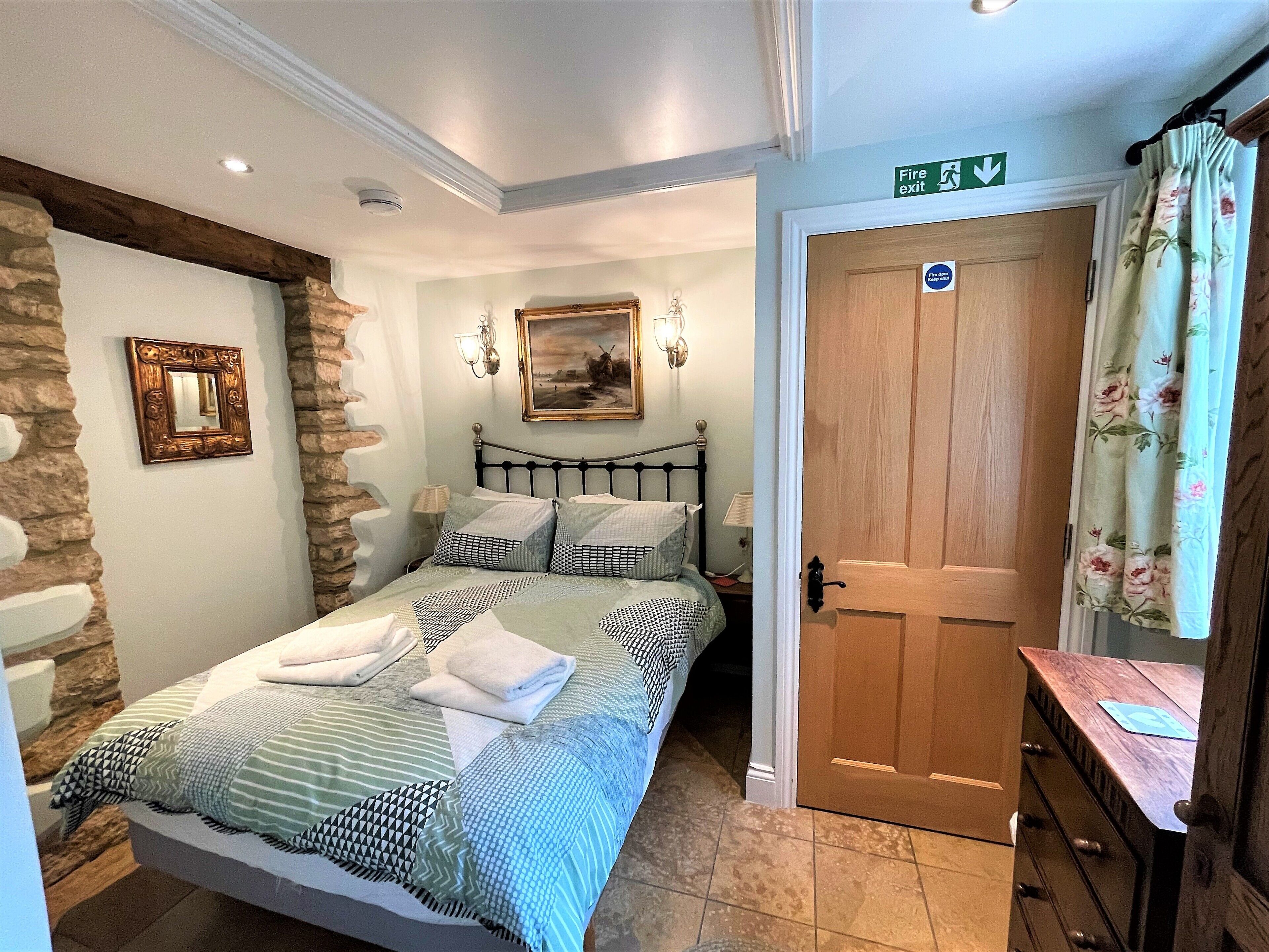 5 bedrooms, iron/ironing board, Internet, bed sheets