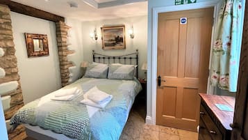 5 bedrooms, iron/ironing board, Internet, bed sheets