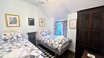 5 bedrooms, iron/ironing board, Internet, bed sheets