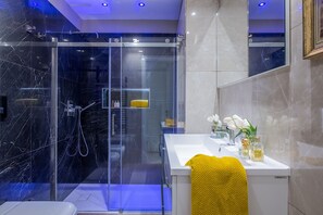 Secador de cabelo, toalhas de banho, sabonete, shampoo