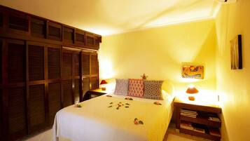 4 chambres, coffres-forts dans les chambres, bureau, lit parapluie