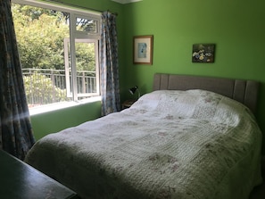 5 bedrooms, iron/ironing board, free WiFi, bed sheets