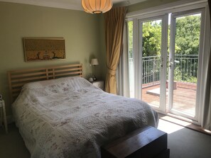 5 bedrooms, iron/ironing board, free WiFi, bed sheets