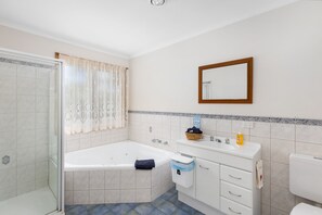 Ducha, bañera de hidromasaje, secador de pelo y toallas