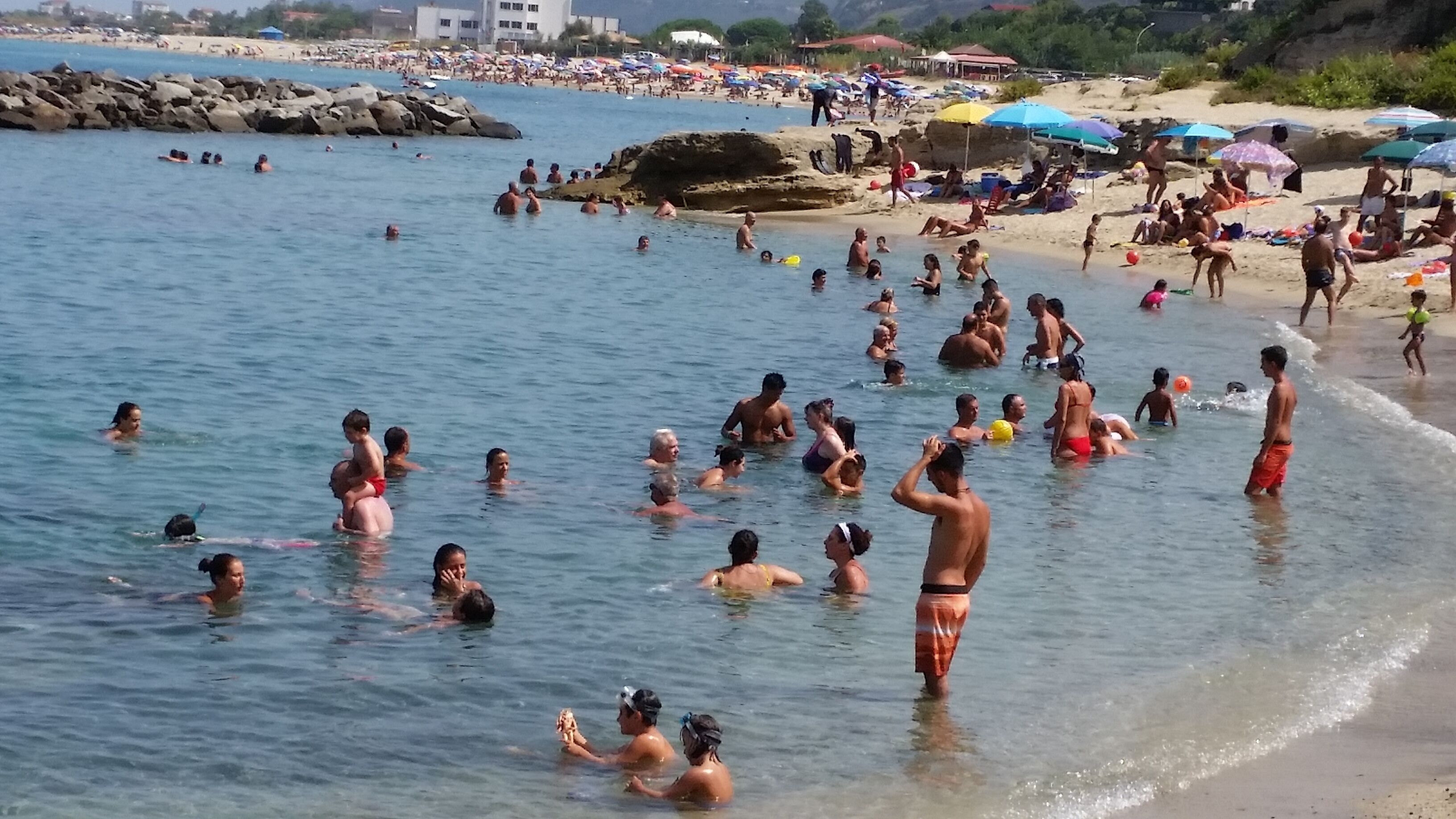 En la playa, sillas reclinables de playa