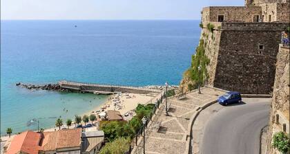 Pizzo Calabro: Villa at the sea with garden inside the residence Porto Ada