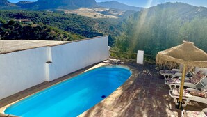 Una piscina con vista a las montañas.