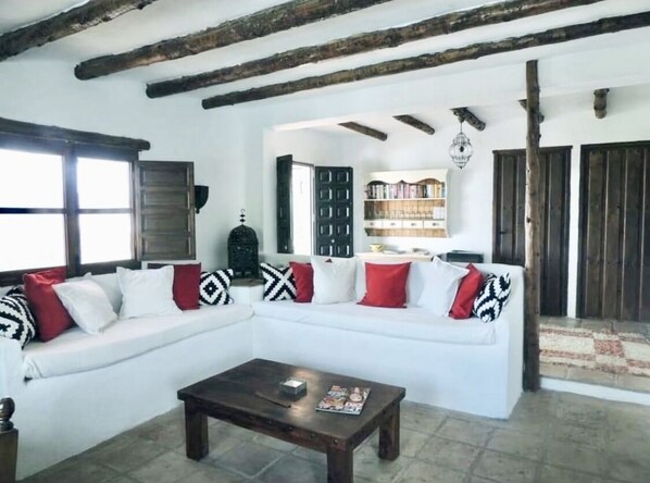 Téléviseur, foyer, lecteur de DVD, livres