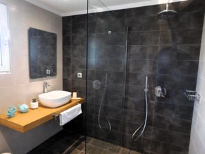 Ensemble baignoire-douche, séchoir à cheveux, serviettes fournies