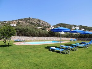 Outdoor pool, pool loungers - Private pool, & large garden - 100m from beach, tavernas & shops in Almyrida. (Almyrida)