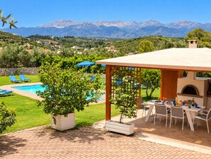 Almarine covered barbeque house with mountain view. - Private pool, & large garden - 100m from beach, tavernas & shops in Almyrida. (Almyrida)