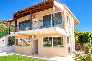 Almarine grapevine covered side terrace & open door to downstairs accommodation. - Private pool, & large garden - 100m from beach, tavernas & shops in Almyrida. (Almyrida)