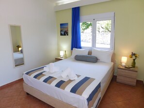 5 bedrooms, iron/ironing board, WiFi, bed sheets - Private pool, & large garden - 100m from beach, tavernas & shops in Almyrida. (Almyrida)