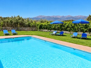 Almarine pool and garden. - Private pool, & large garden - 100m from beach, tavernas & shops in Almyrida. (Almyrida)