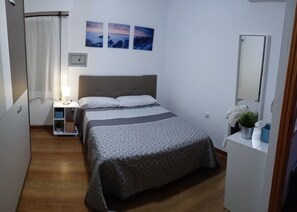 1 Schlafzimmer, Zimmersafe, Schreibtisch, Bügeleisen/Bügelbrett
