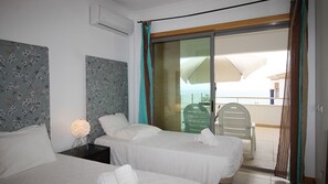 1 chambre, coffre-fort, fer et planche à repasser, lit de bébé portatif
