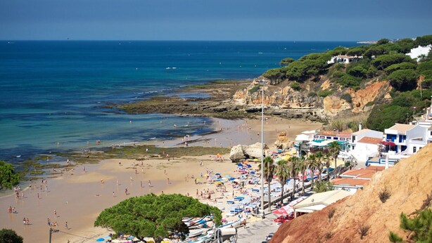 A coastal beach with people, umbrellas, and boats. - Varandas do Mar T1_T, frente mar, Olhos de Água (Albufeira)