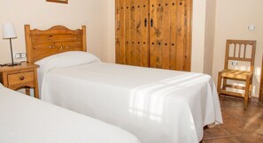 2 bedrooms, WiFi, bed sheets - Cottage nº8 for 4 people, Batan Rio Tus (Yeste)