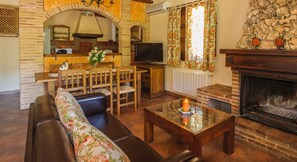 TV, fireplace - Cottage nº8 for 4 people, Batan Rio Tus (Yeste)