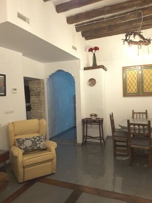 Interior - PUENTE DE PIEDRA 5'walking from PILAR (Zaragoza)