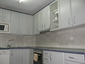 Fridge, microwave, oven, stovetop - PUENTE DE PIEDRA 5'walking from PILAR (Zaragoza)