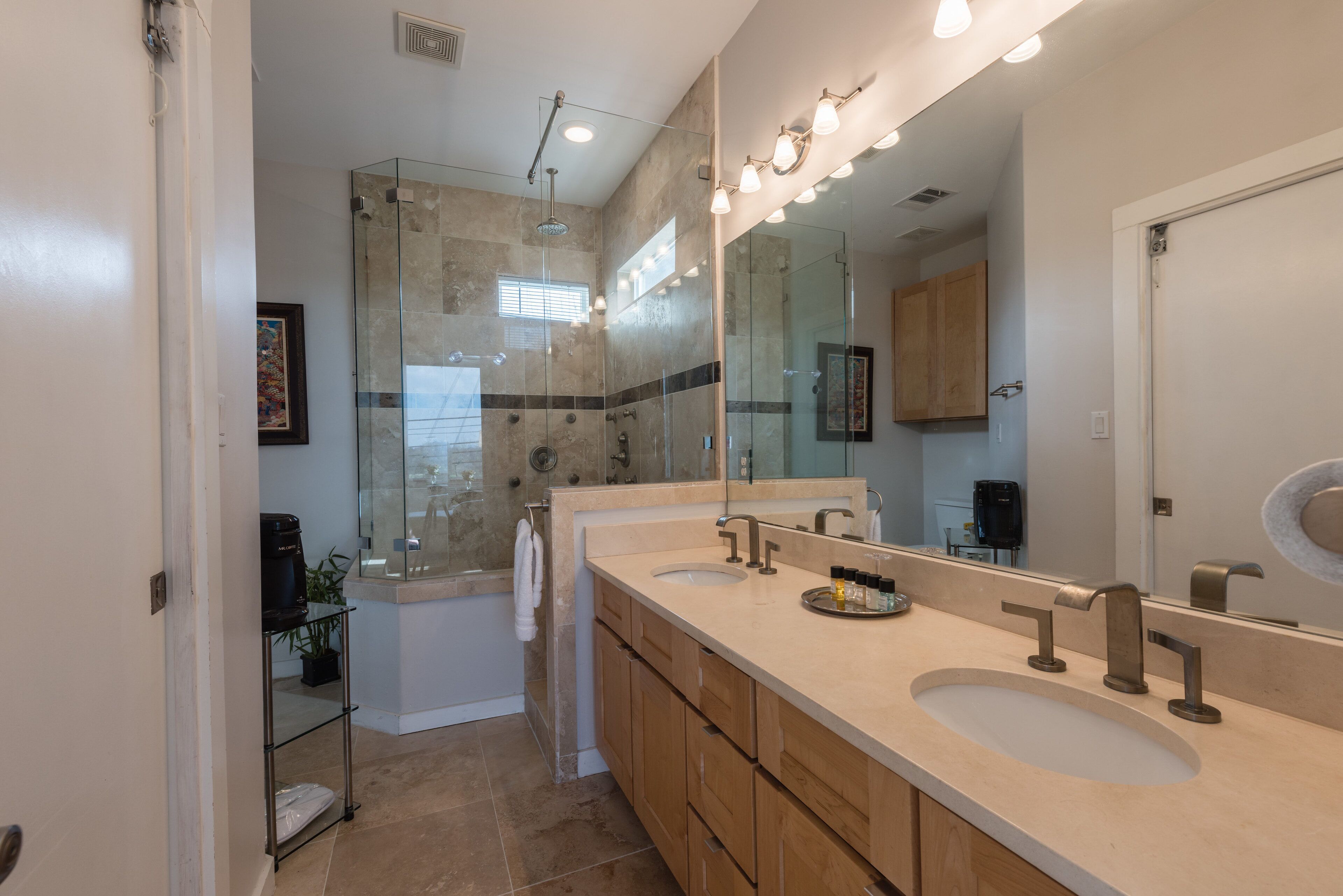 1 bed 1 bath modern flat right in Central Austin