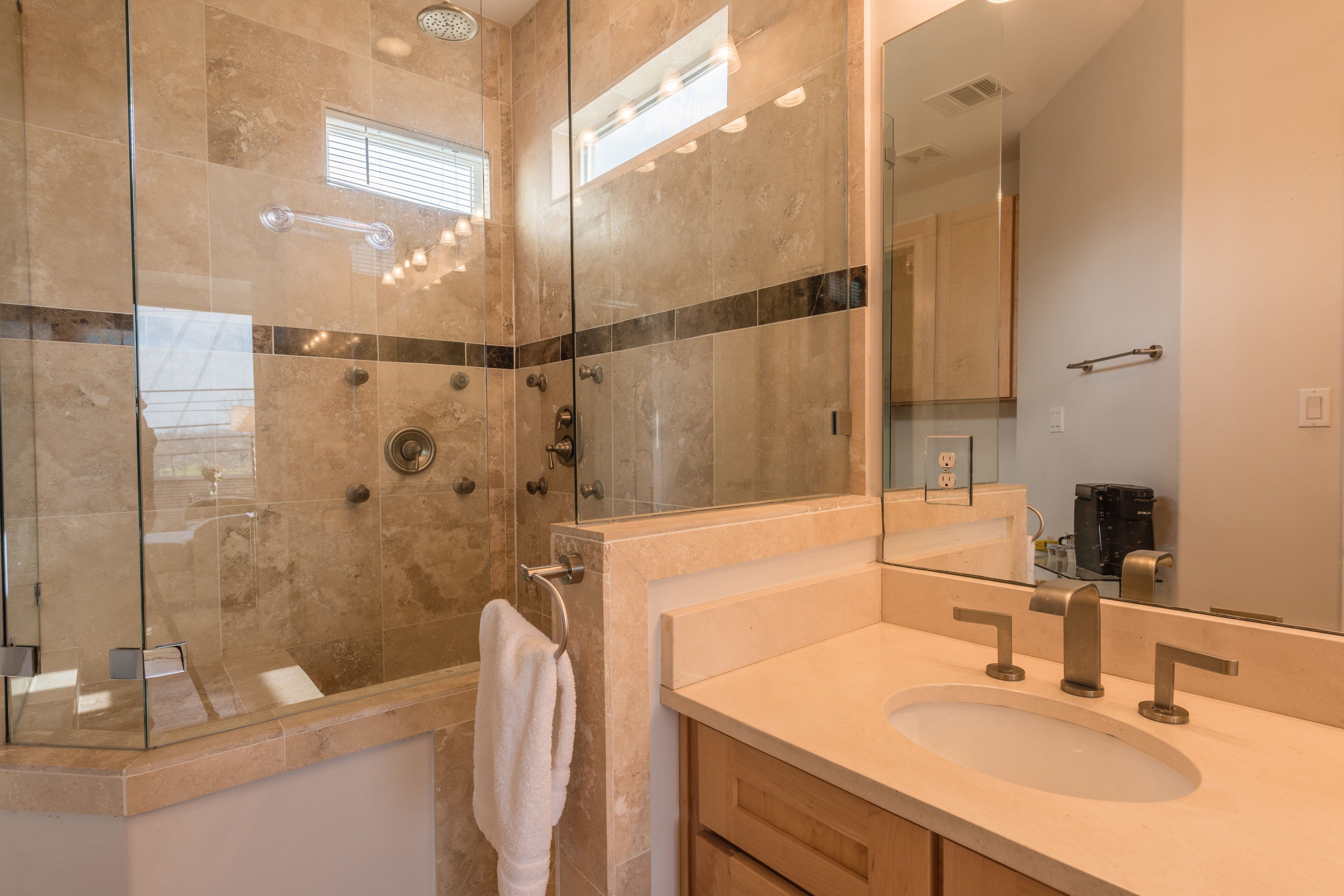 1 bed 1 bath modern flat right in Central Austin