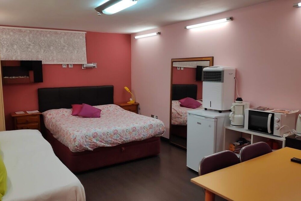 Unabhängiges Zimmer mit eigenem Bad im Erdgeschoss eines Chalets