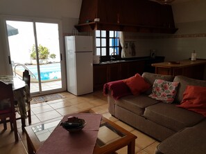 Smart TV, DVD player, table tennis, books