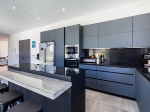 Refrigerador, microondas, horno y lavavajillas 
