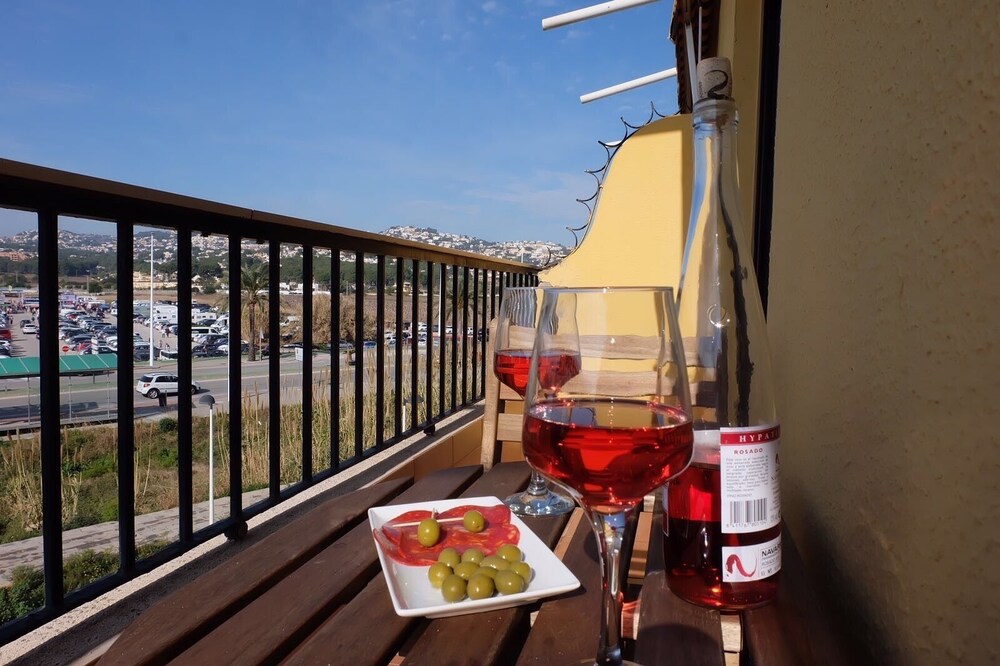 Luminoso y amplio apartamento en la ciudad de Moraira con viñedos y vistas a la montaña,