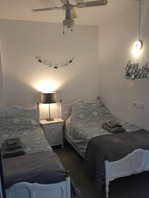 2 chambres, fer et planche à repasser, lit parapluie, Wi-Fi gratuit