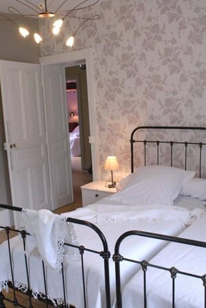 5 slaapkamers, een strijkplank/strijkijzer, reisbedje, gratis wifi