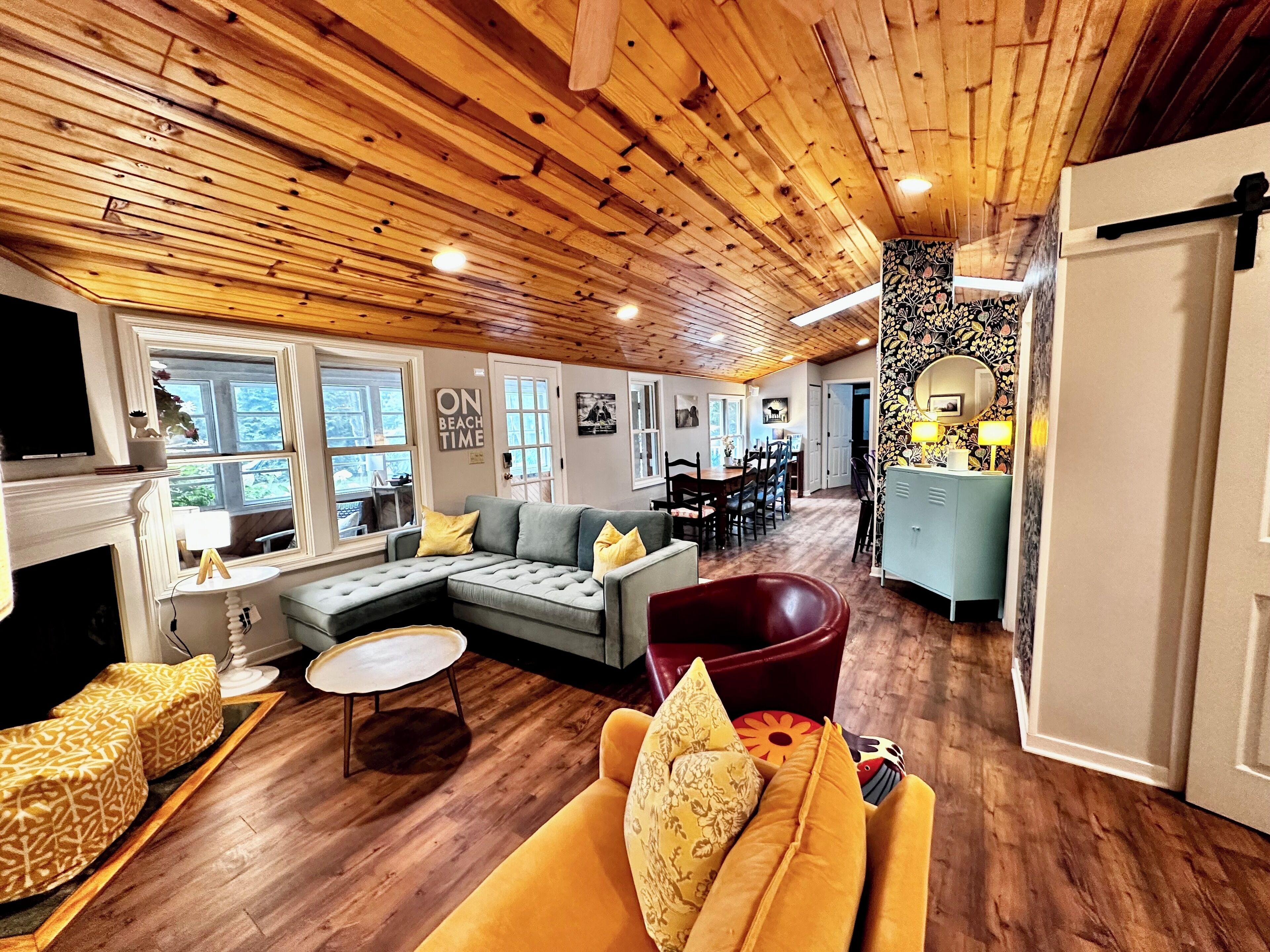 Union Pier House w/HOT TUB! 3bed/2bth w/Enclosed Yard/Decks/Large Screen Porch