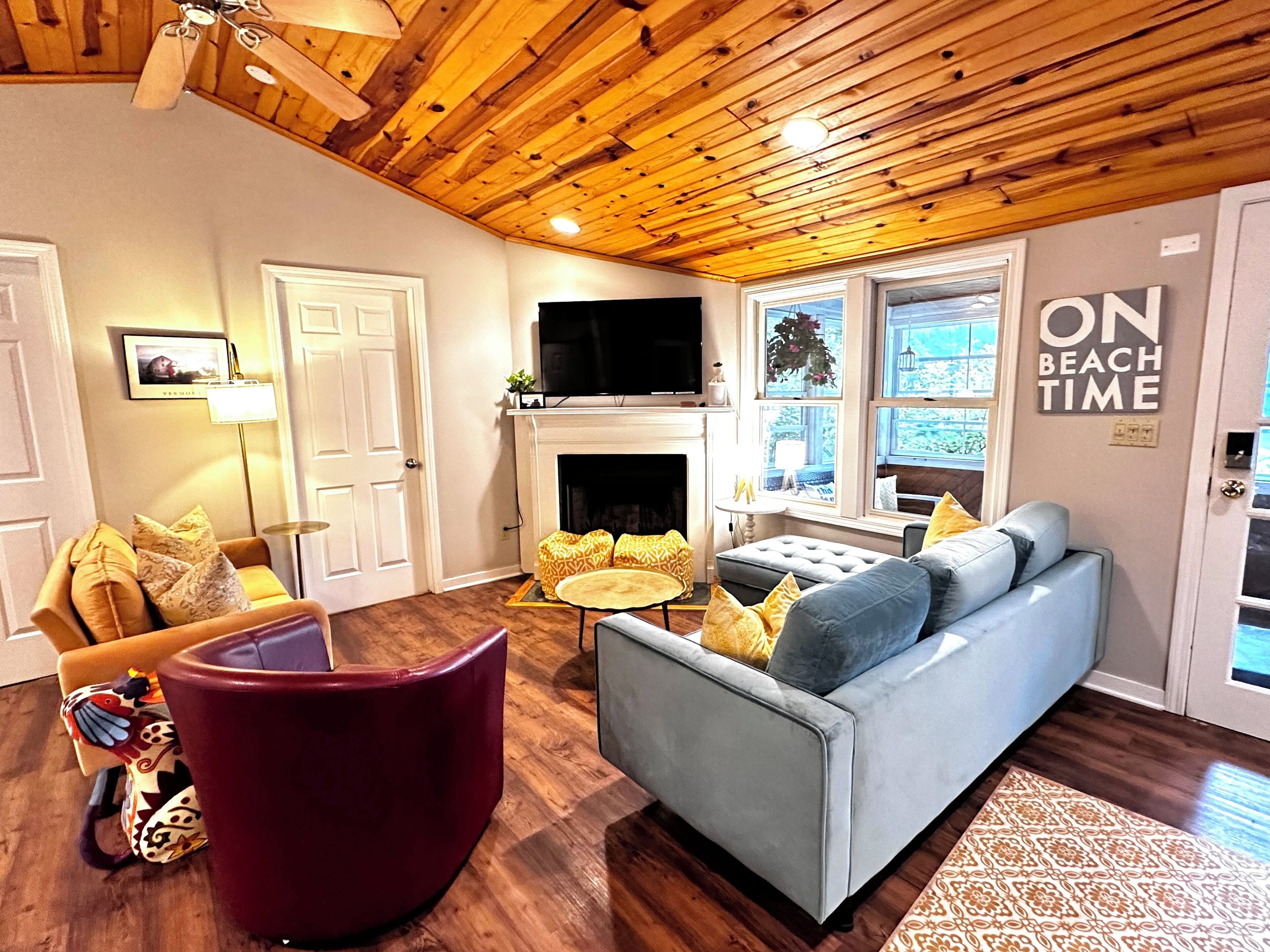 Union Pier House w/HOT TUB! 3bed/2bth w/Enclosed Yard/Decks/Large Screen Porch