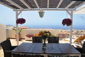 Outdoor dining - apartment with large roof terrace and panoramic sea view (Callao Salvaje)