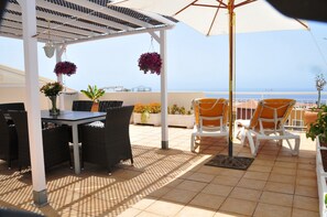 Outdoor dining - apartment with large roof terrace and panoramic sea view (Callao Salvaje)