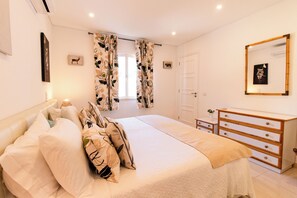 2 chambres, coffres-forts dans les chambres, fer et planche à repasser