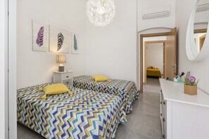 2 makuuhuonetta, tallelokero huoneessa, silitysrauta/-lauta