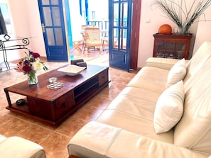 TV, DVD player, livros