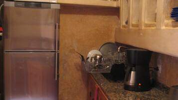 JÀÀkaappi, mikroaaltouuni, uuni, liesi