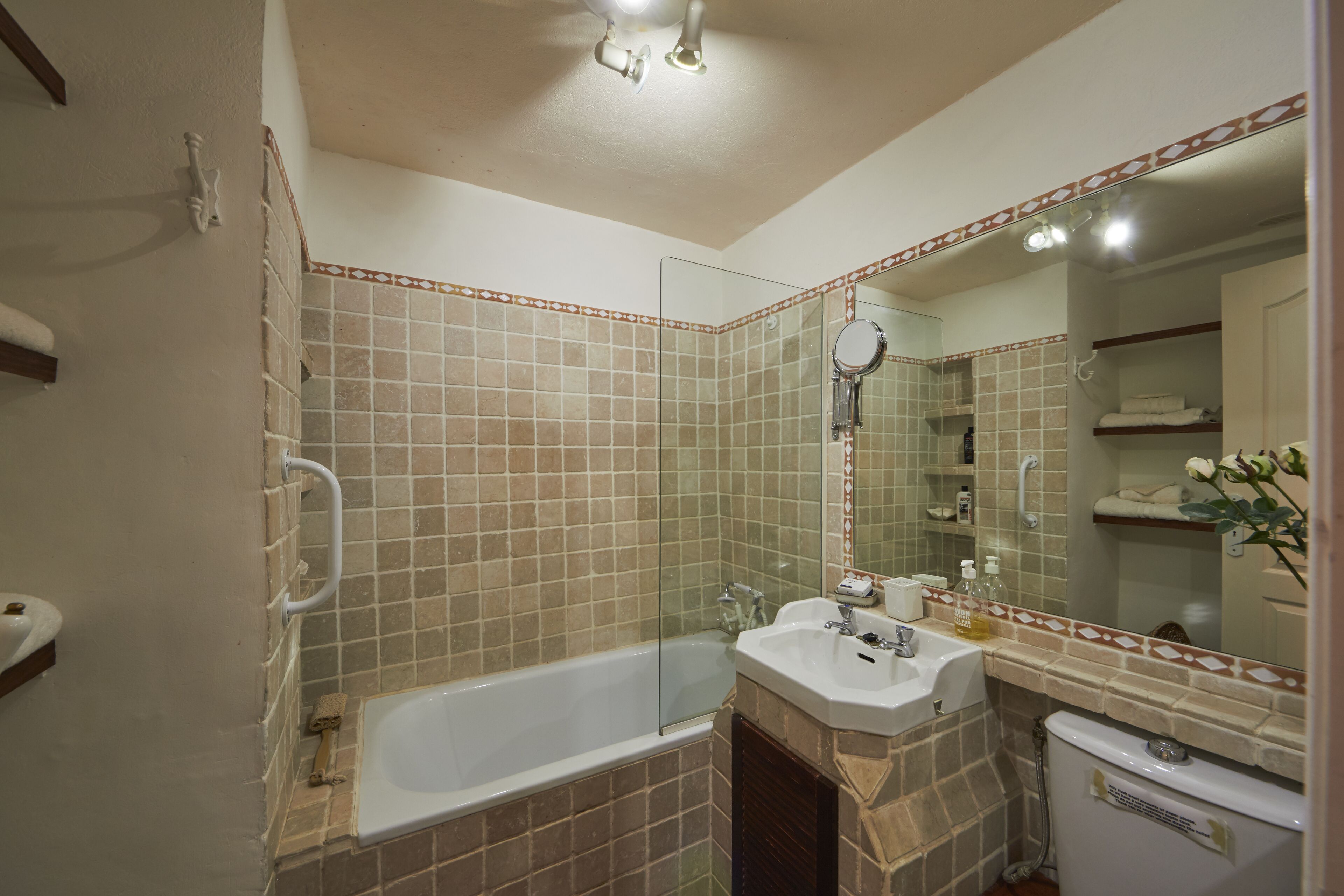 Un baño con bañera, lavamanos e inodoro.